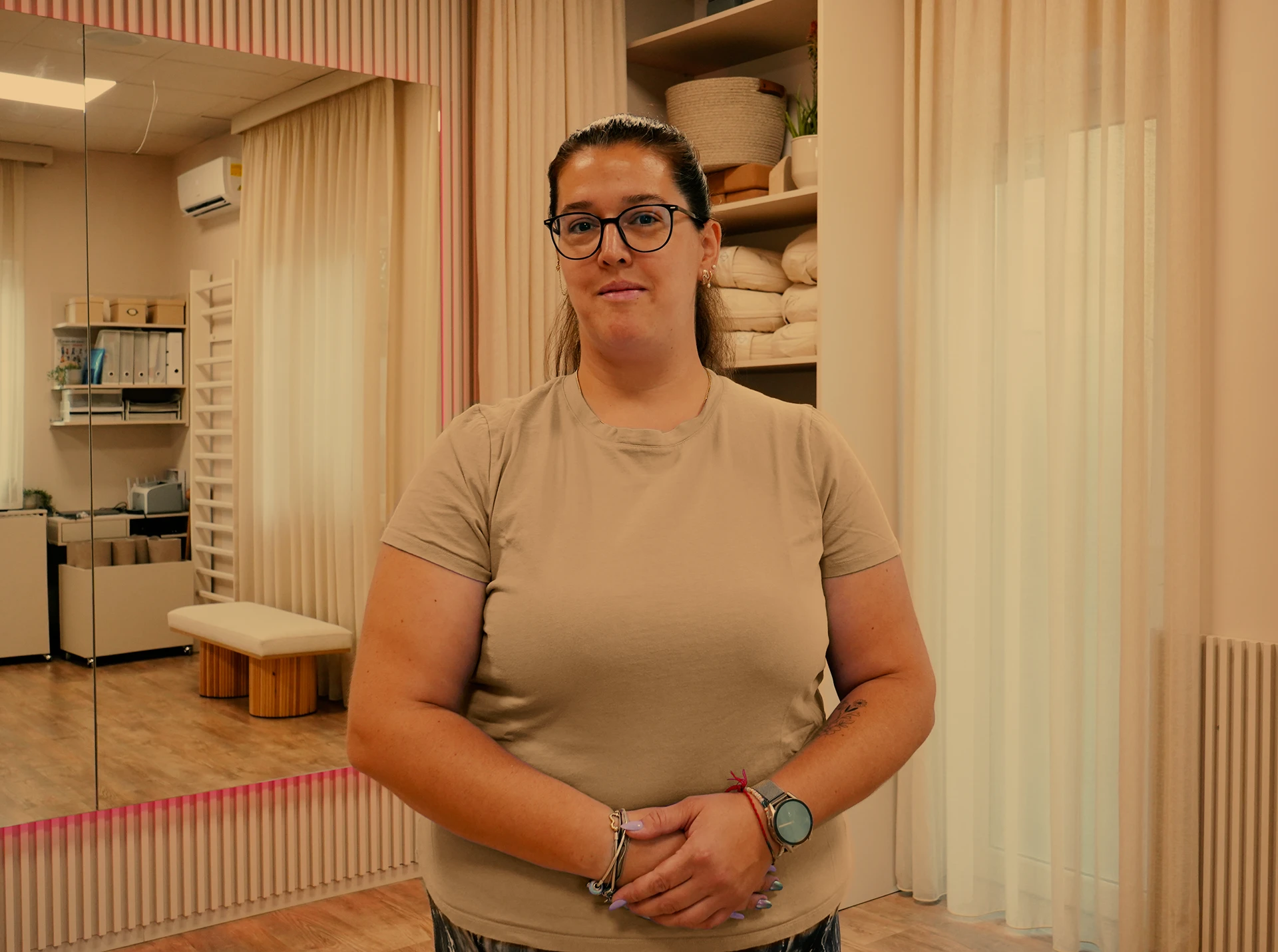 Bársony-Bálint Bernadett gyógytornász a dunaharaszti Suri Stúdióban áll, elegáns, bézs környezetben
